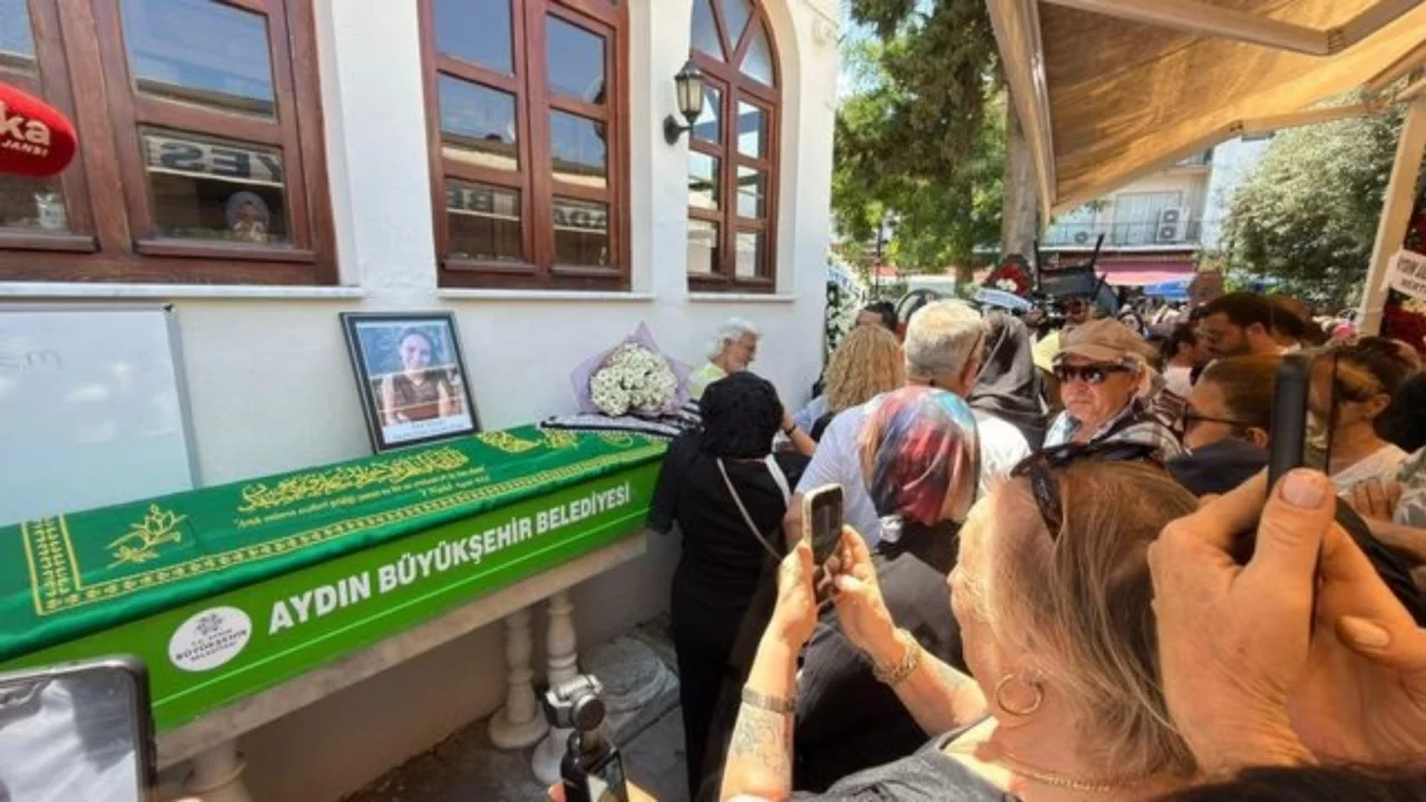 Ünlü oyuncunun cenazesinde utandıran manzara!