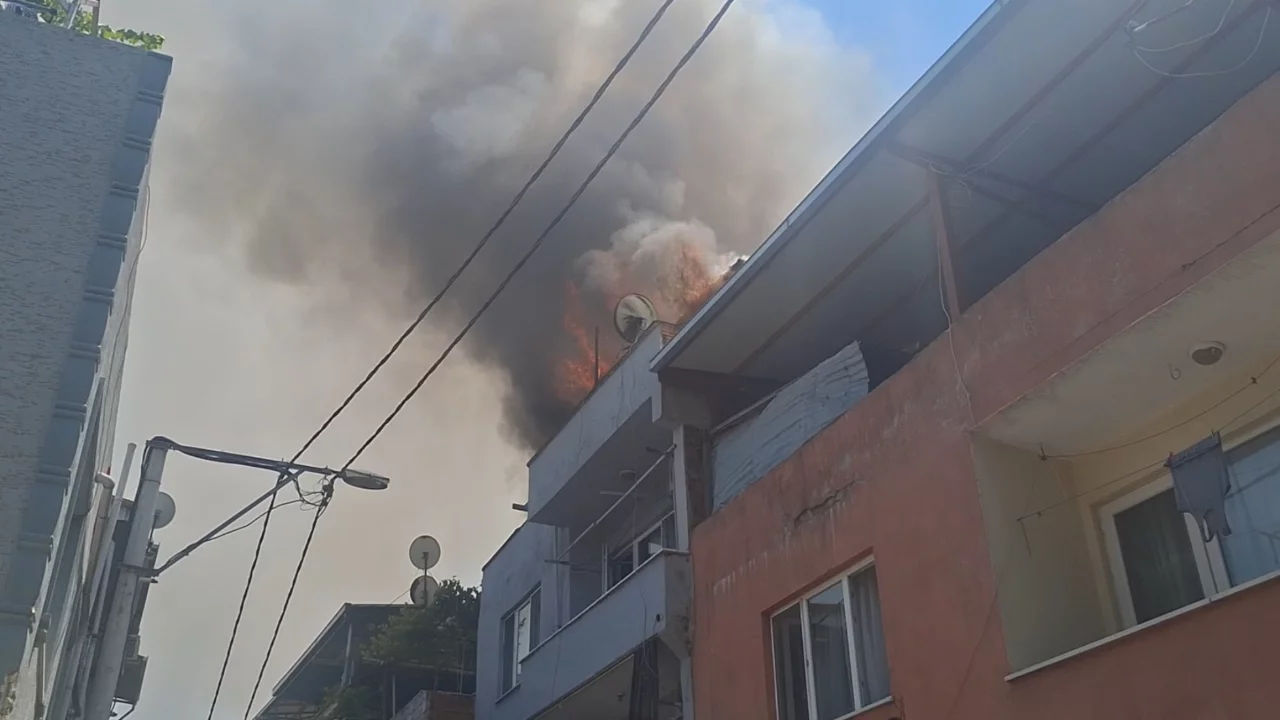 Bursa'da &ccedil;atı katındaki alevler korku dolu anlar yaşattı! Mahalle sokağa d&ouml;k&uuml;ld&uuml;...