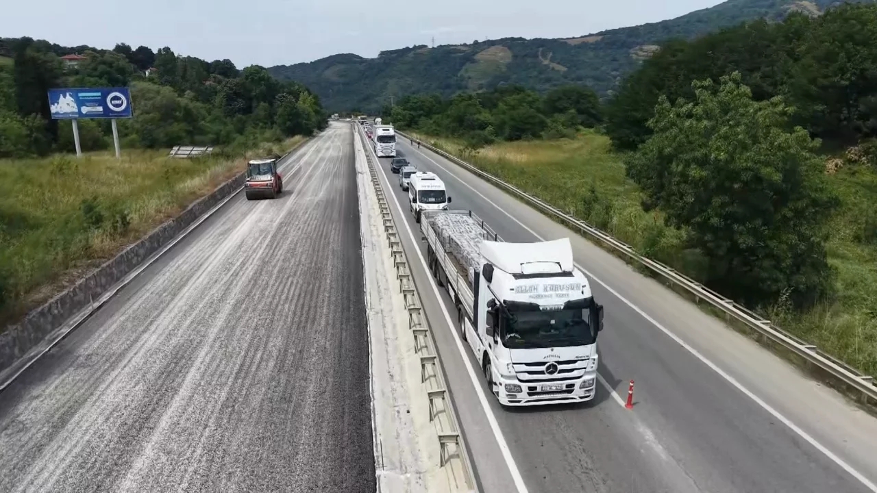 Yalova-Bursa kara yolunda asfaltlama &ccedil;alışması s&uuml;r&uuml;yor...