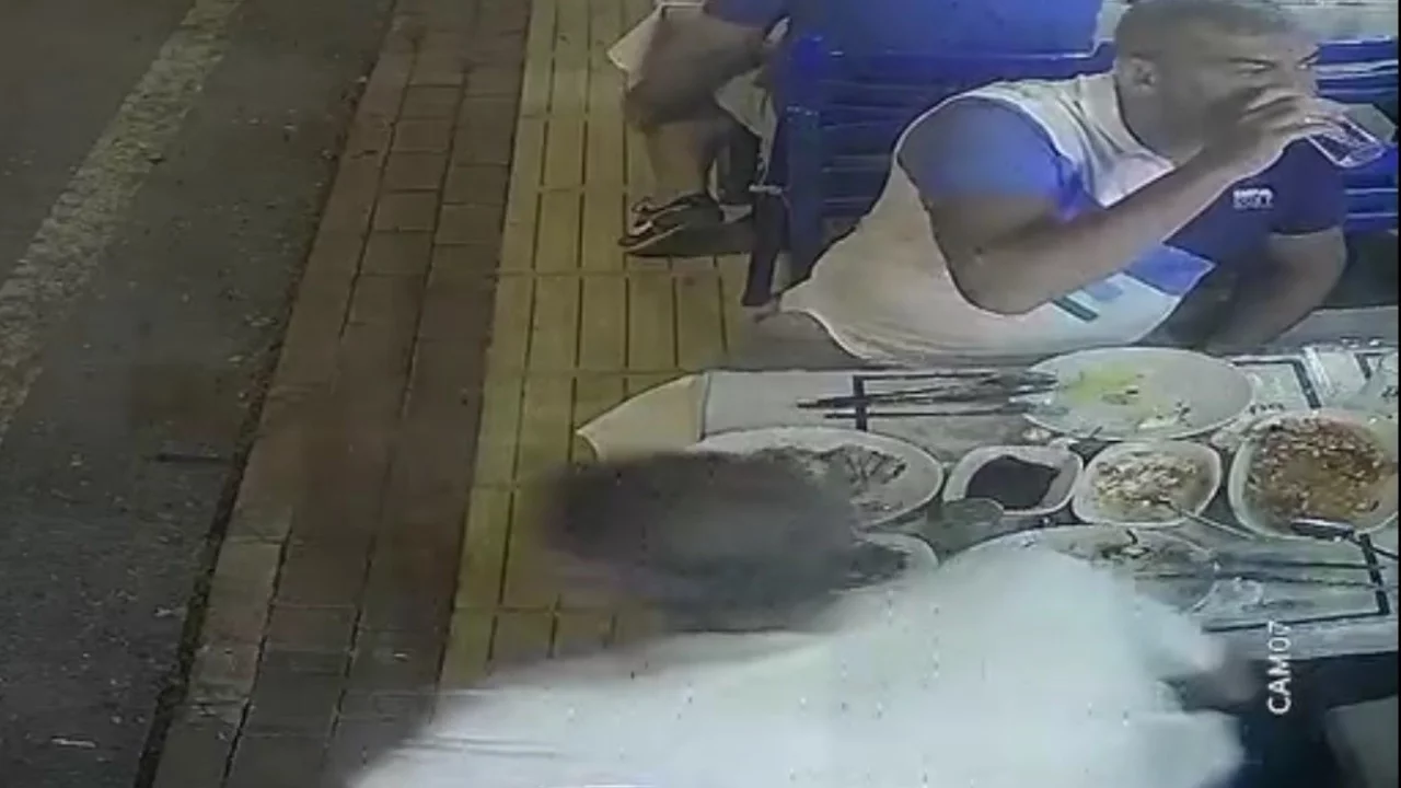 Masayı donatıp yiyip içtiler, hesabı ödemeden tüydüler! O anlar kamerada...