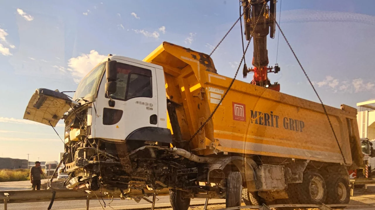 Bursa'da hafriyat kamyonu refüje girdi! Trafik felç oldu...