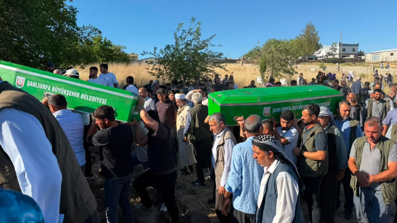 Karaman'daki kazada hayatını kaybeden 3 kardeş yan yana defnedildi