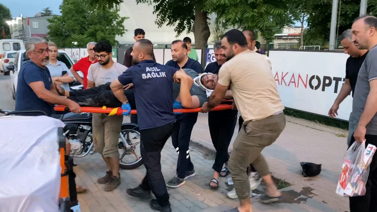 Bursa'da motosikletle hafif ticari ara&ccedil; &ccedil;arpıştı! 1 yaralı var...