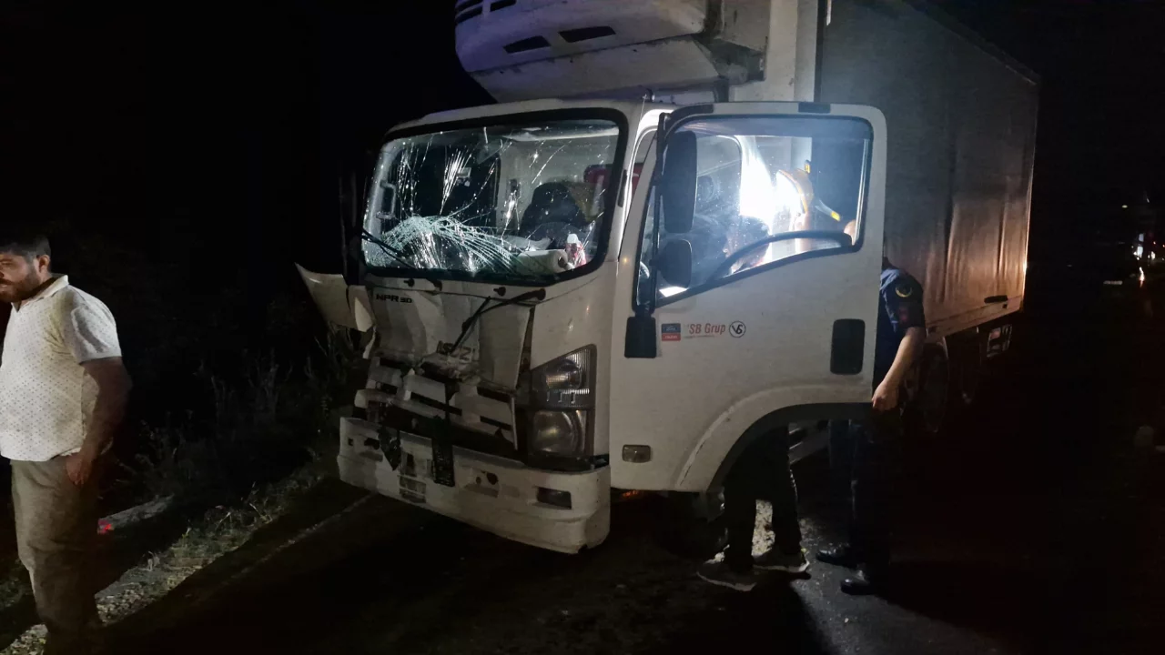 &Ccedil;orum'da kamyon ile trakt&ouml;r &ccedil;arpıştı! &Ouml;l&uuml; ve yaralı var...
