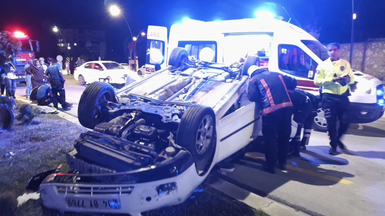 Malatya'da kontrolden &ccedil;ıkan ara&ccedil; takla attı! Yaralılar var...