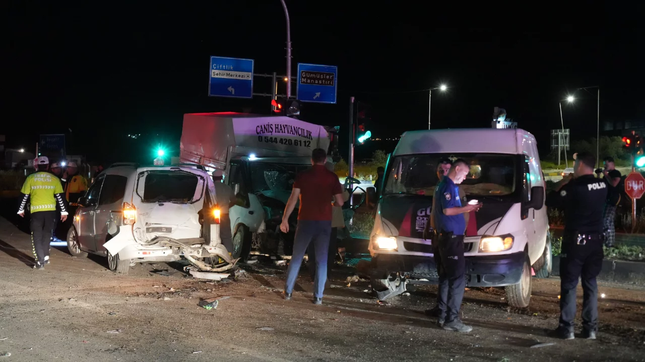 Niğde'de zincirleme kaza! &Ccedil;ok sayıda yaralı var...