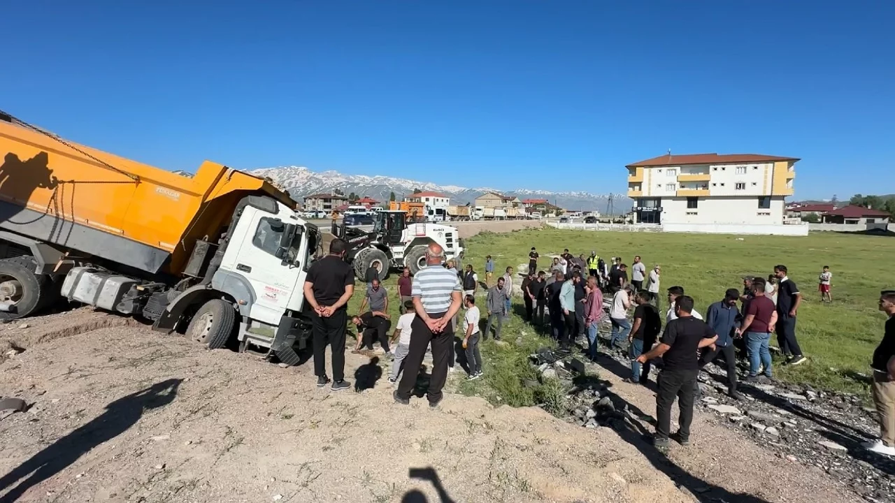 Minib&uuml;s ile kamyon &ccedil;arpıştı! Can kayıpları var...
