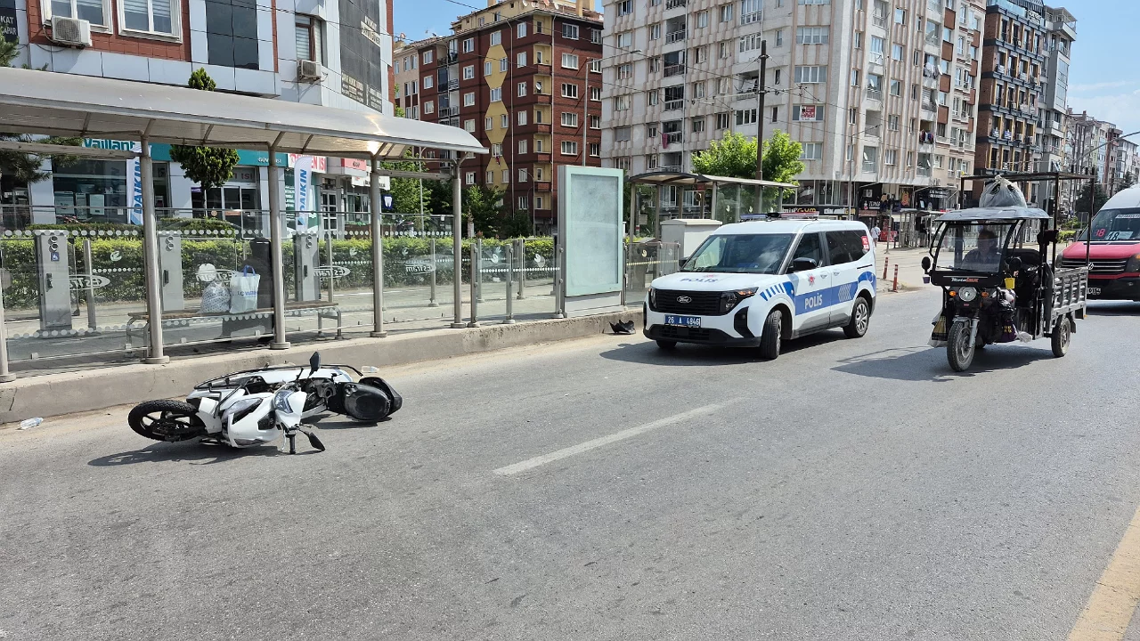 Kırmızı ışık ihlali pahalıya patladı! 2 kişi yaralı...