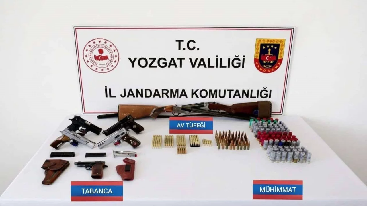 Silah ka&ccedil;ak&ccedil;ılığı operasyonu: &Ccedil;ok sayıda tabanca ve m&uuml;himmat ele ge&ccedil;irildi