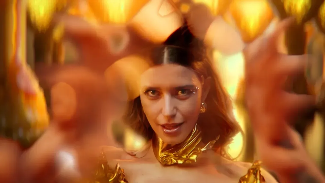 Beren Saat'in "Honey Bee" şarkısı sosyal medyayı ikiye b&ouml;ld&uuml;! Eleştirilerin hedefinde Kenan Doğulu Var