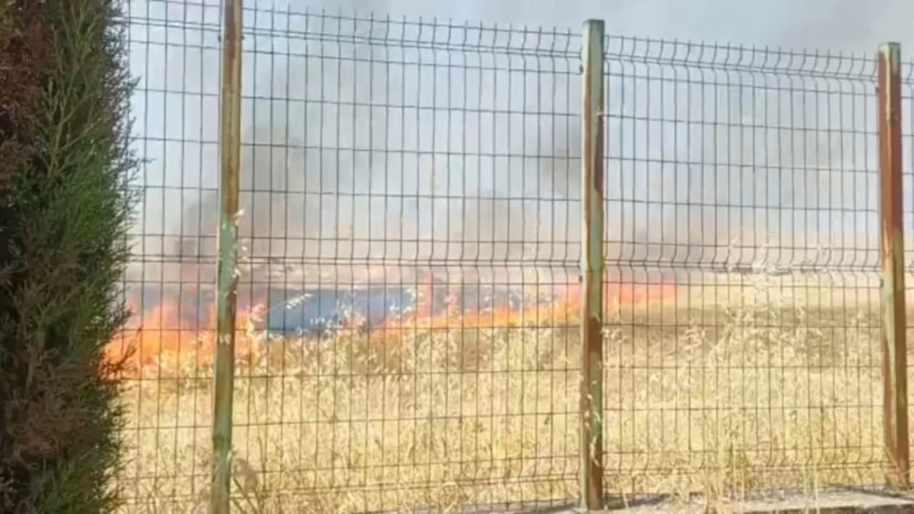 Şanlıurfa'da anız yangını okula sı&ccedil;ramadan s&ouml;nd&uuml;r&uuml;ld&uuml;