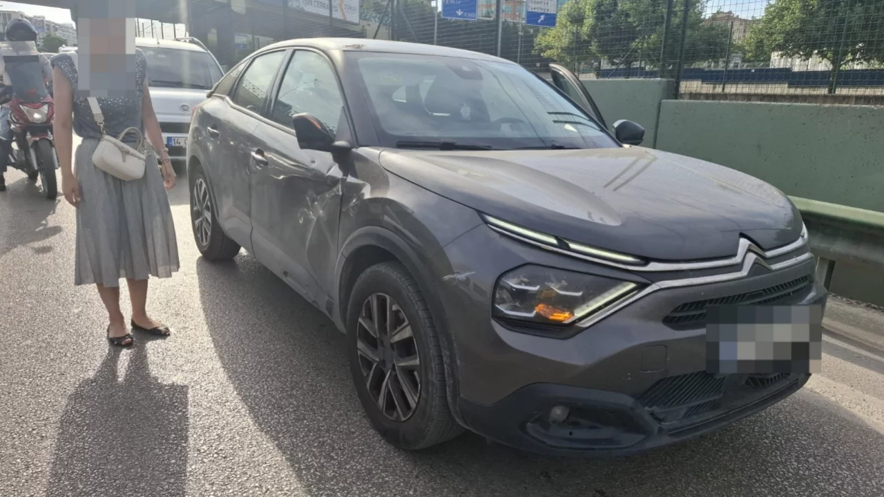 Bursa'da b&uuml;y&uuml;k trafik ayıbı! Ara&ccedil;lara &ccedil;arptıktan sonra arkasına bakmadan ka&ccedil;tı...