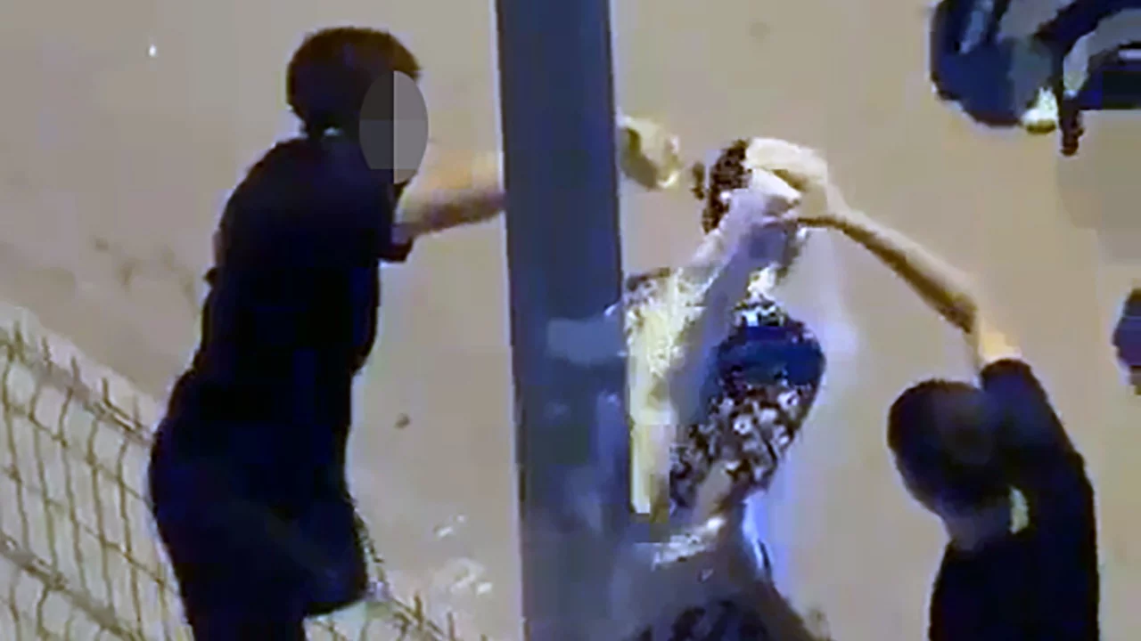 Akran zorbalığı kamerada! Stre&ccedil; filme sardılar, &uuml;zerine un ve yağ d&ouml;kt&uuml;ler...