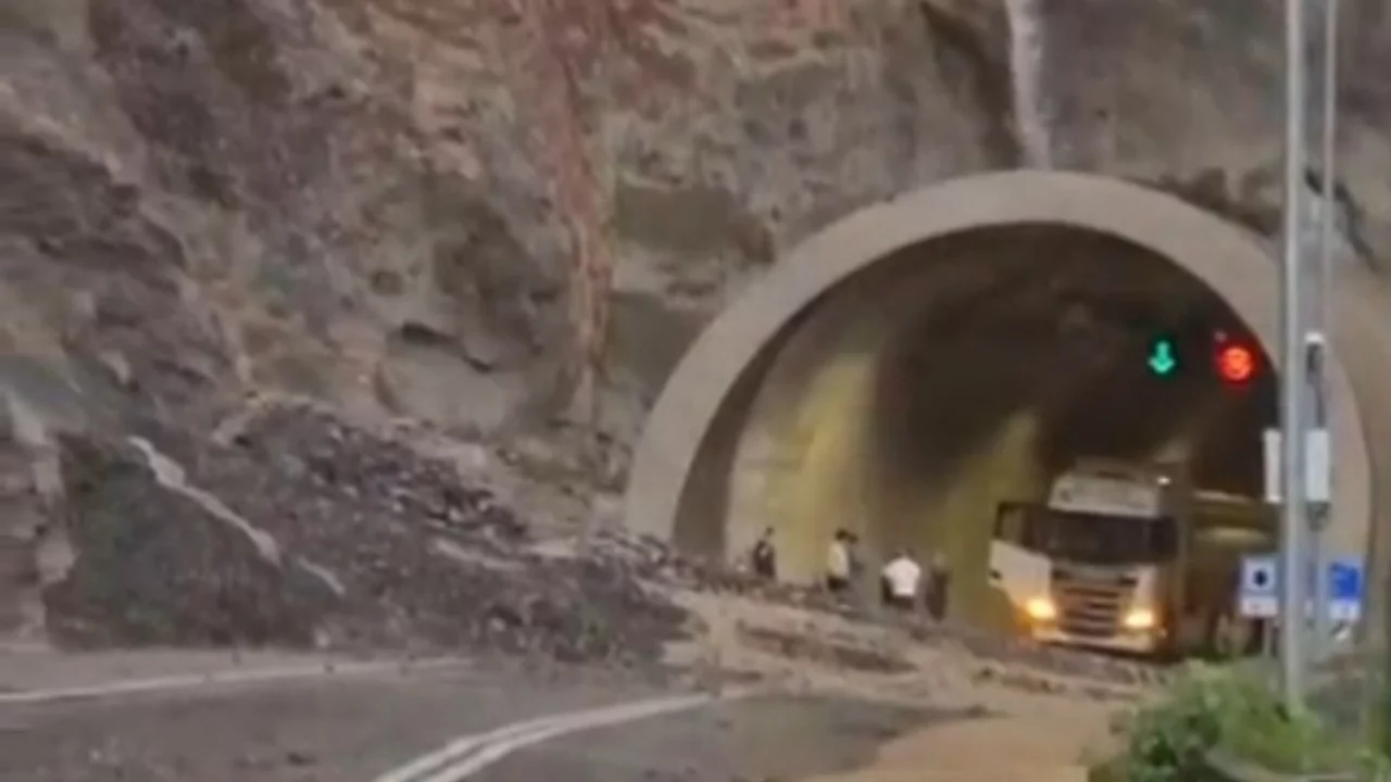 Sel ve heyelan iki ilimizi birbirine bağlayan yolu kapattı! Ekipler olay yerinde...