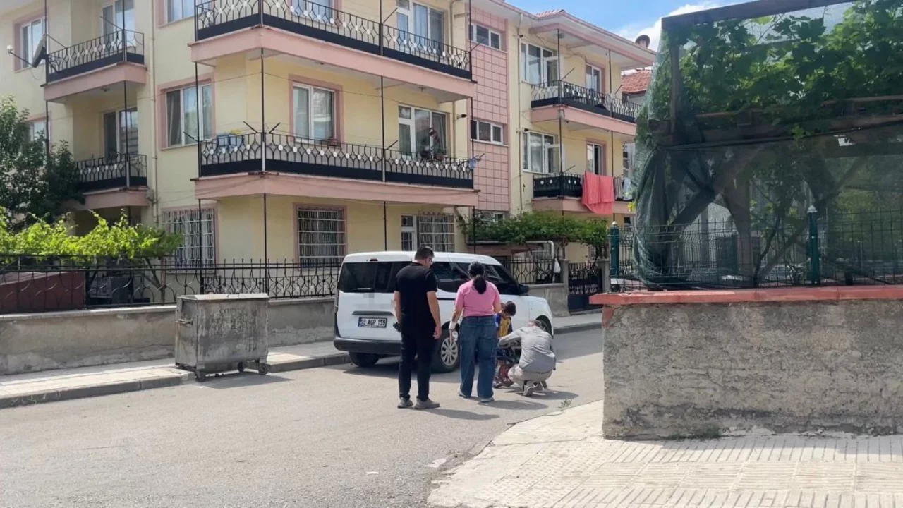 Gen&ccedil; kadın tartışma yaşadığı anne ve babasını bı&ccedil;akla rehin aldı!