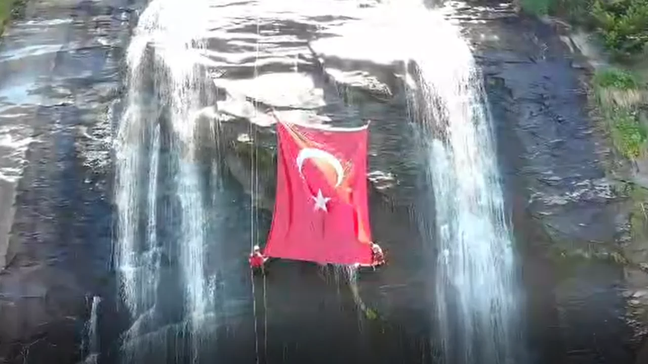 Bursa JAK ekiplerinden anlamlı etkinlik! Şanlı bayrağımız bu kez şelalede dalgalandı...