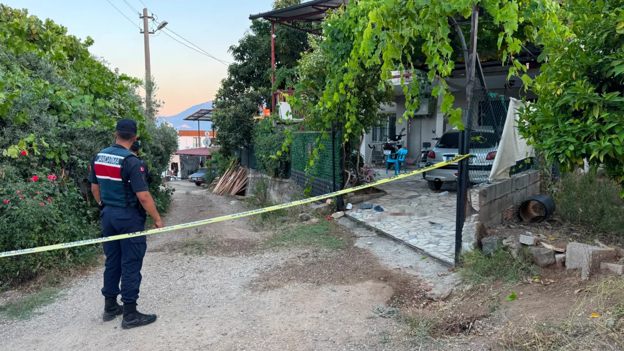 Komşular arasında 'bah&ccedil;e kapısı sesi' kavga &ccedil;ıkardı! &Ouml;l&uuml; ve yaralı var...