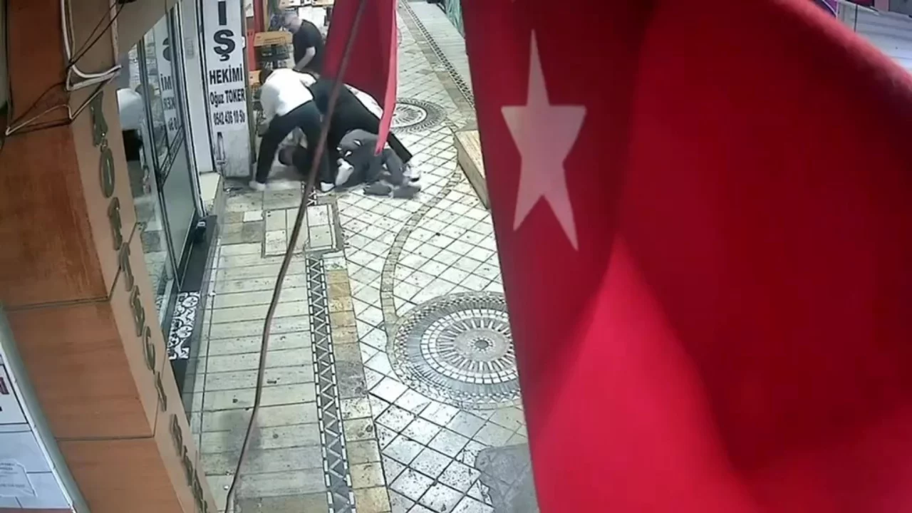 D&ouml;rt kişi tarafından feci şekilde darbedildi! O anlar kamerada...