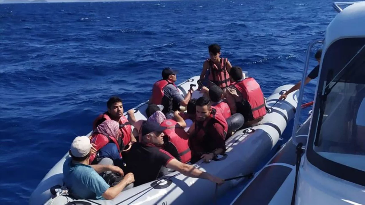 Bodrum açıklarında arızalanan botta çok sayıda göçmen kurtarıldı