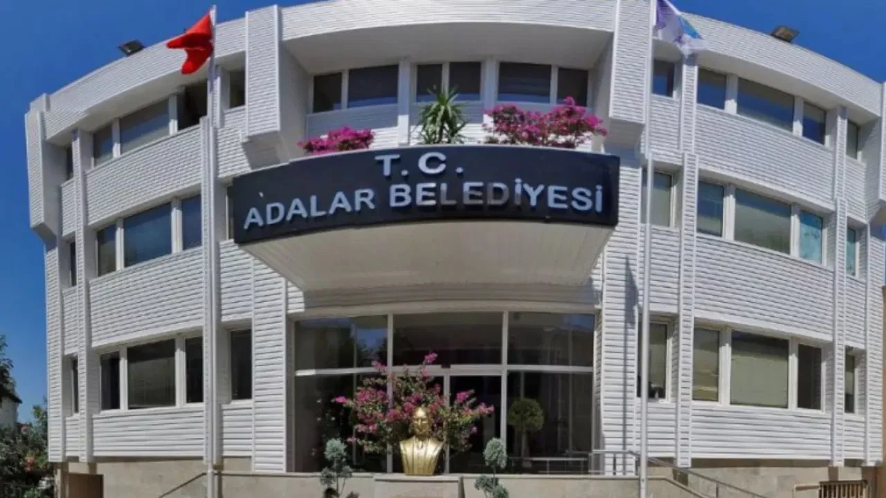 Adalar Belediyesi'ne operasyon: Başkan Akpolat dahil 41 kişi gözaltında 