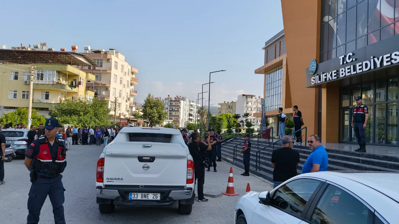 Mersin'in Silifke Belediyesi'ne operasyon: Başkan dahil çok sayıda isme gözaltı