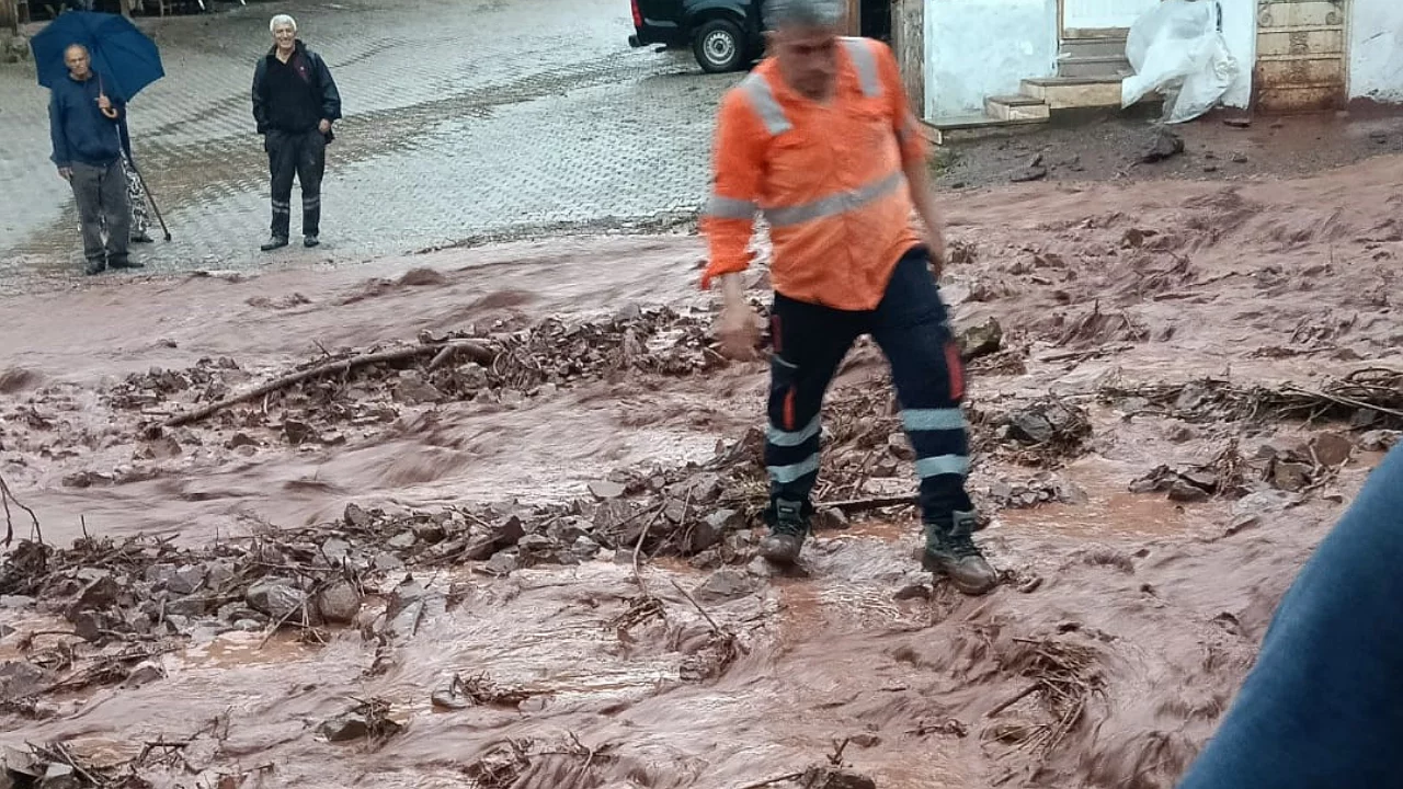 Taşan dere köy yollarını sular altında bıraktı