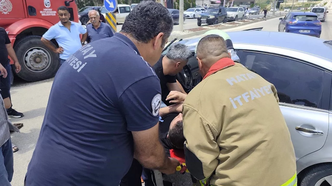 Hafriyat kamyonu ile otomobil çarpıştı: Sürücü araçta sıkıştı