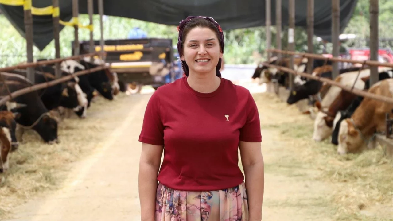 Eşinin emanet ettiği &ccedil;iftliği &ccedil;ocuklarıyla yaşatıyor