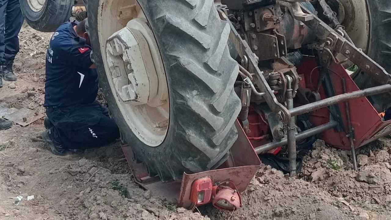 Yaşlı adam ters dönen traktörün altında kaldı!