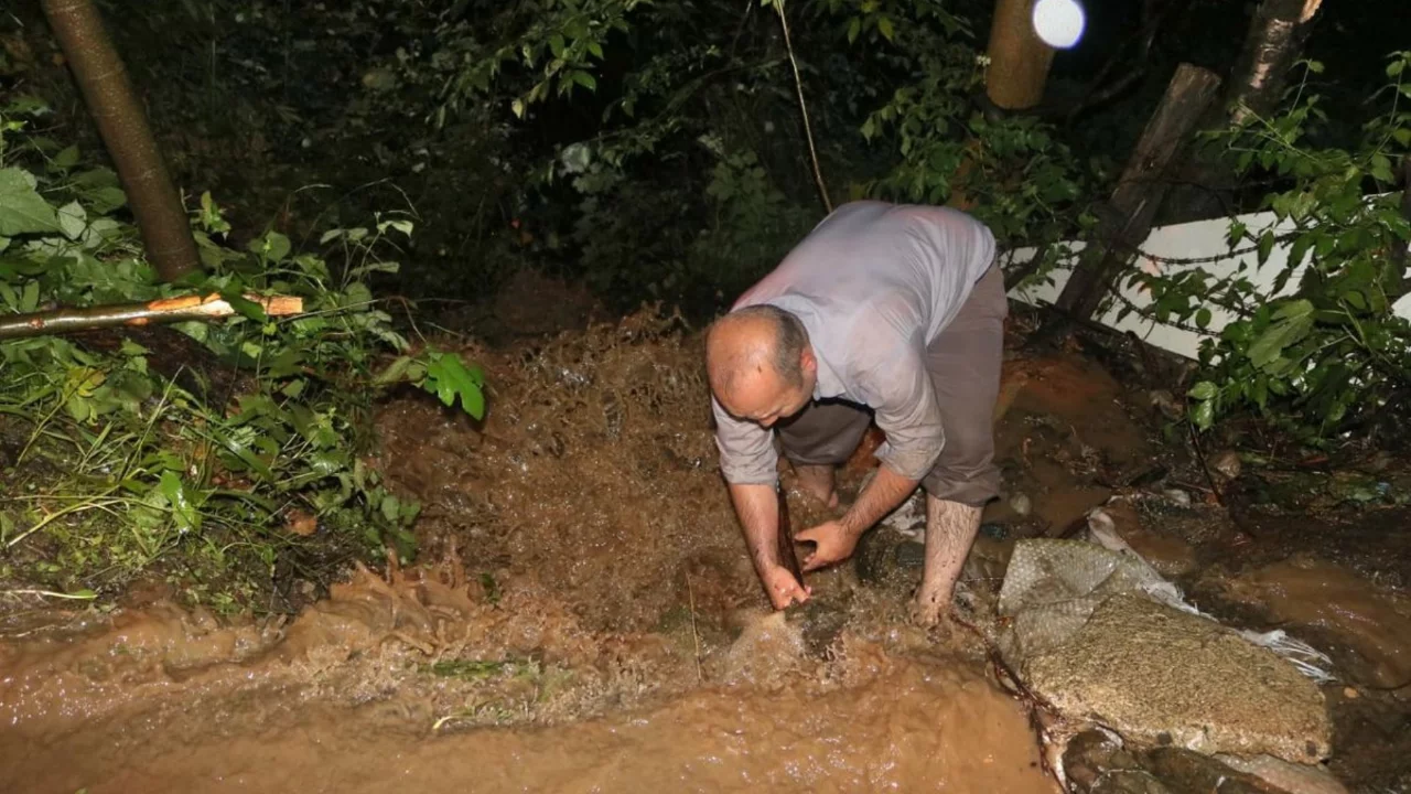 Artvin'de sağanak etkili oldu; dere taştı