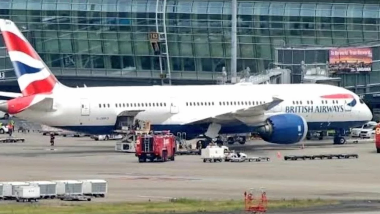 Tokyo Haneda Havalimanı'nda panik: Akıllı telefon uçakta alev aldı