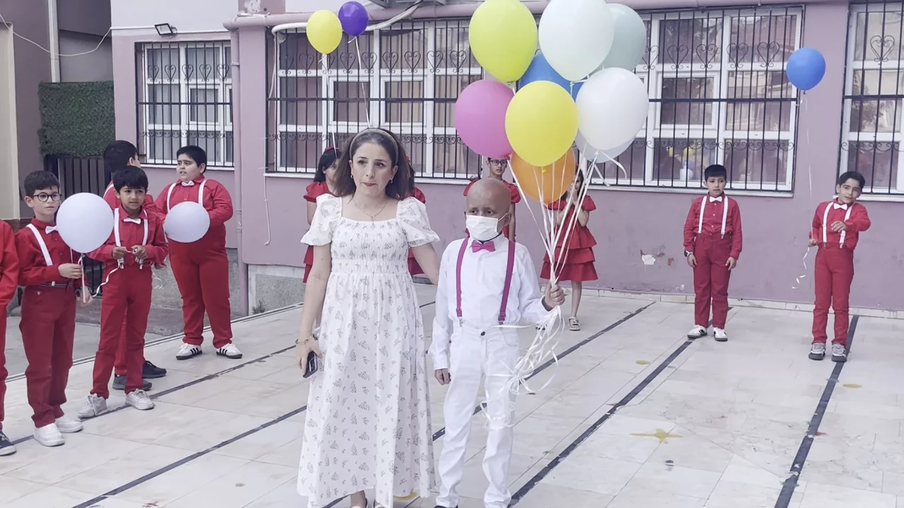 Bursa'da duygulandıran karşılama: L&ouml;semiyi yenen Kadir, 6 ay sonra okuluna d&ouml;nd&uuml;