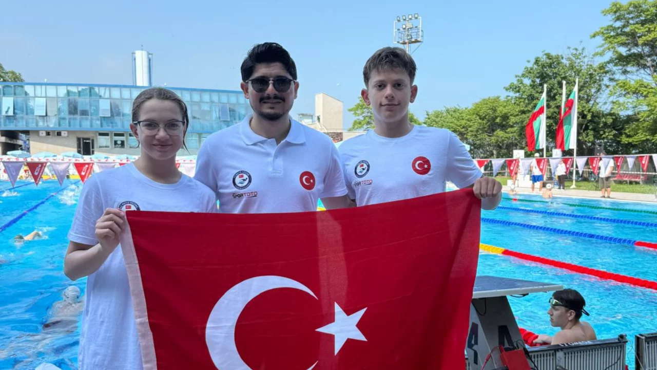 Bulgaristan'da madalya yağmuru! Bursalı gen&ccedil; y&uuml;z&uuml;c&uuml;lerden uluslararası başarı