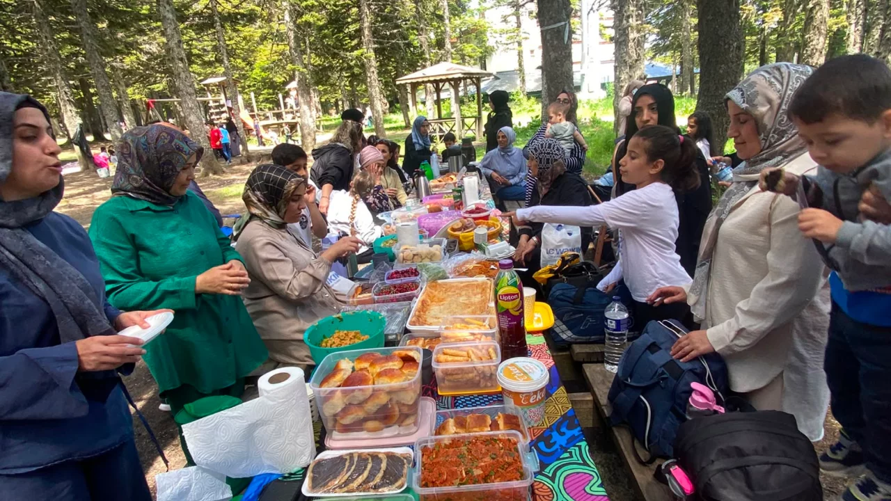 Teferr&uuml;&ccedil; Ali Osman G&uuml;r İlkokulu'ndan Uludağ'da Geleneksel Piknik Coşkusu