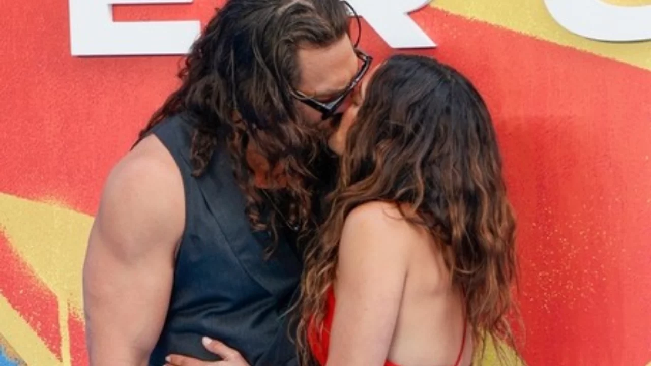 Jason Momoa ve Adria Arjona'dan kırmızı halıda aşk gösterisi!