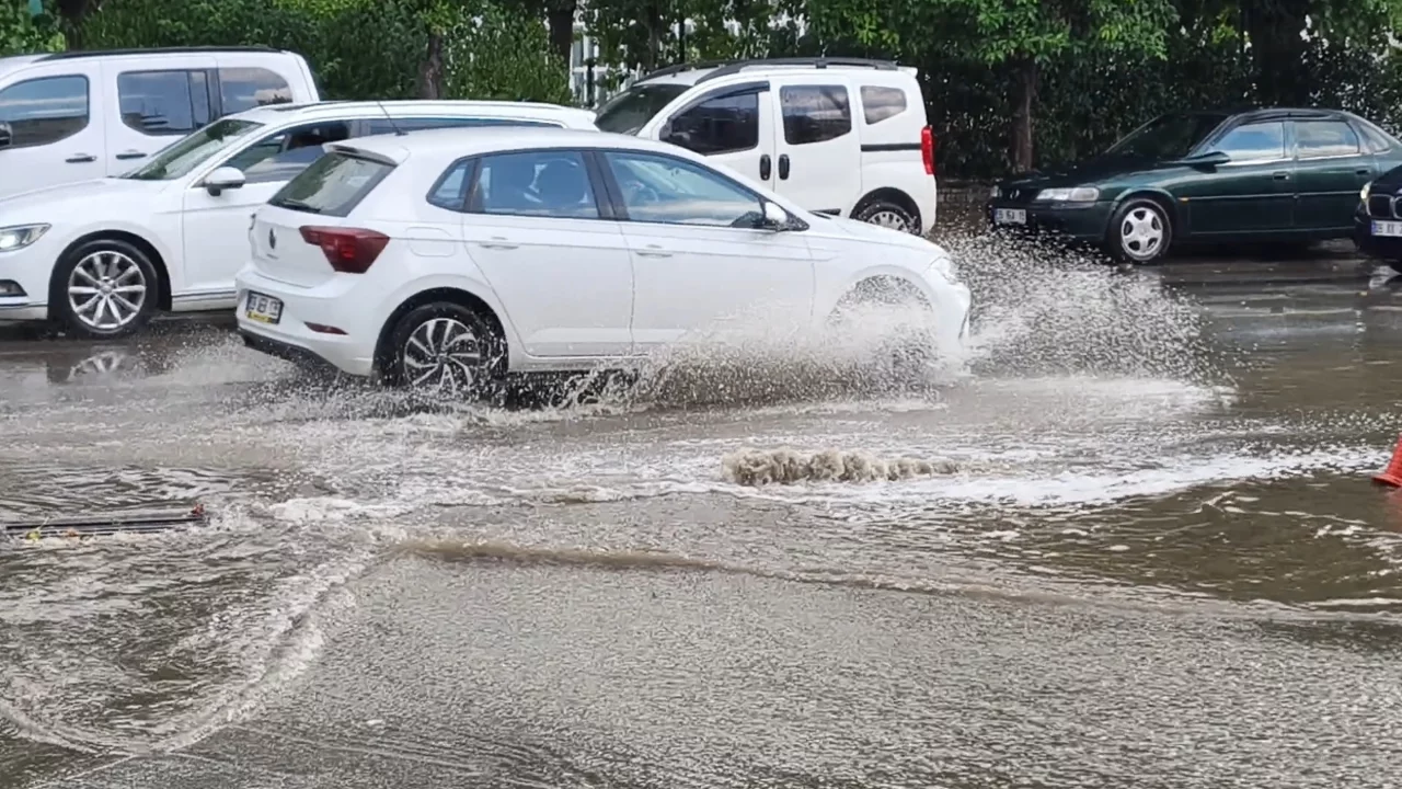 On dakika yağdı, yollar g&ouml;le d&ouml;nd&uuml;