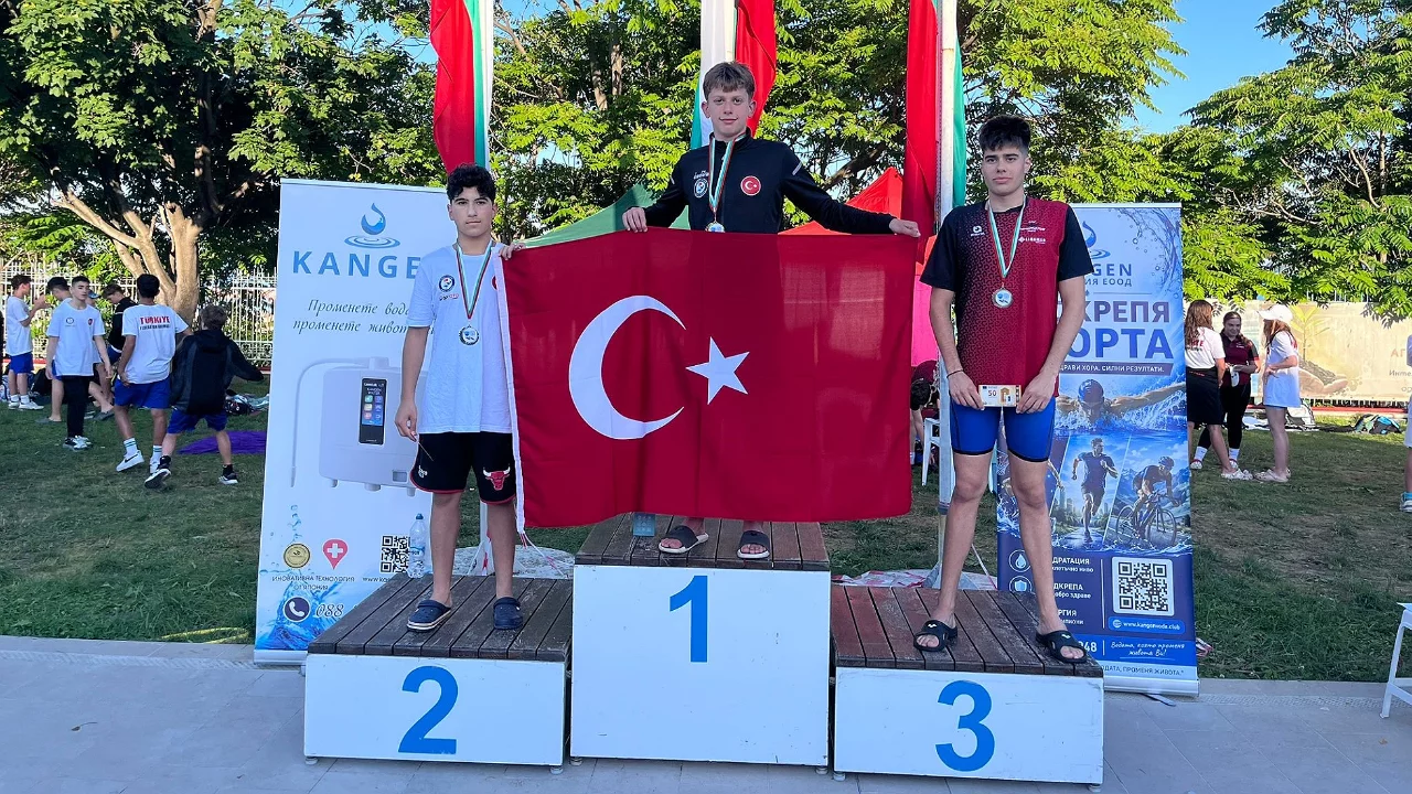 Bursalı genç yüzücüler Türkiye'nin gururu oldu