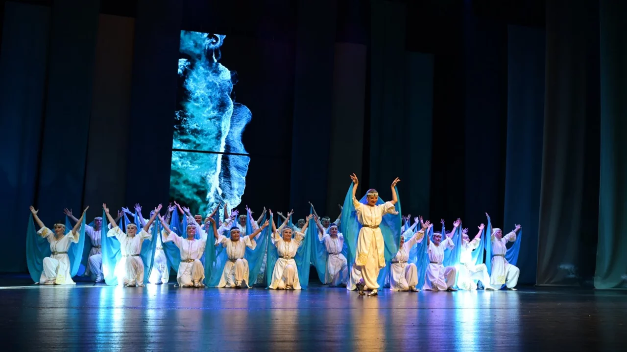 Bursa'da eğitim ve sanat buluştu: Maarif Halk Dansları Topluluğu sahneye damga vurdu