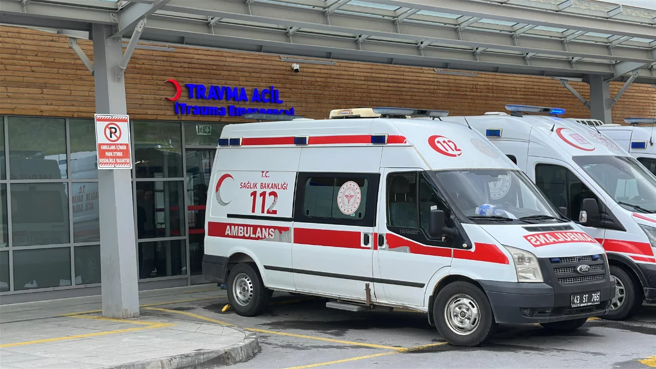 Kütahya'da inşaat kazası: İskele çöktü, 4 işçi hastanelik oldu