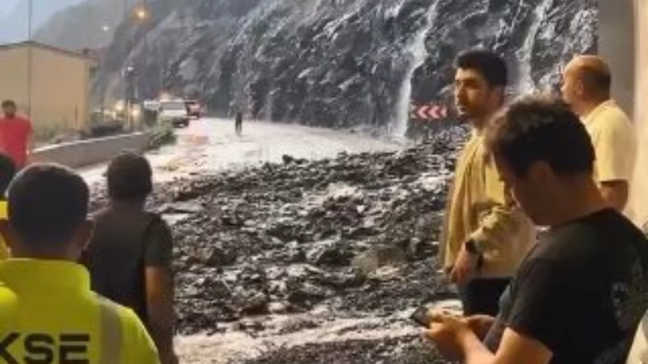 Sileceğini düzeltmek için durdu, heyelandan kıl payı kurtuldu! 