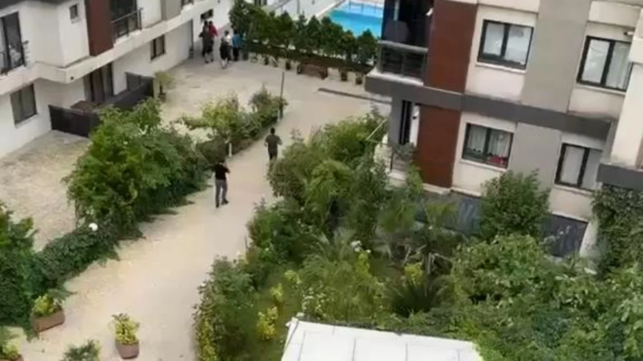 Yeni boşanan &ccedil;iftten feci haber! Site bah&ccedil;esinde cansız bedenleri bulundu...