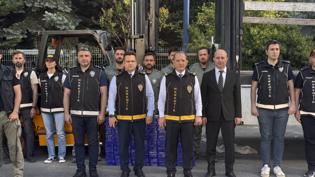 İstanbul'da &ccedil;evirmeye takılan tırda kilolarca uyuşturucu ele ge&ccedil;irildi