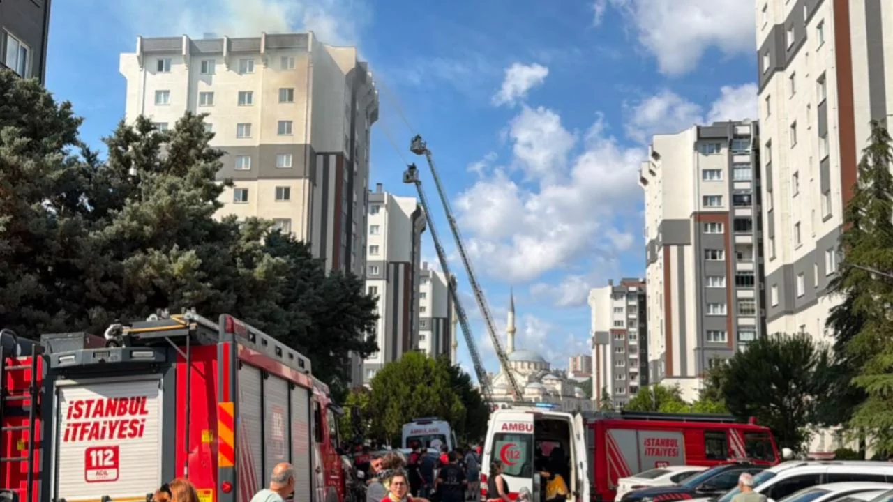 İstanbul'da apartman çatısında yangın! 10 kişi hastanelik oldu...