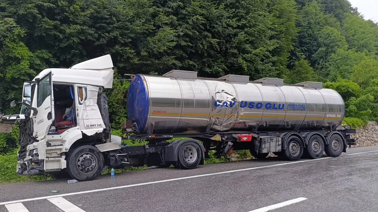 Bursa'da kontrolden çıkan tanker bariyerlere çarptı! Şoför hastanelik oldu...