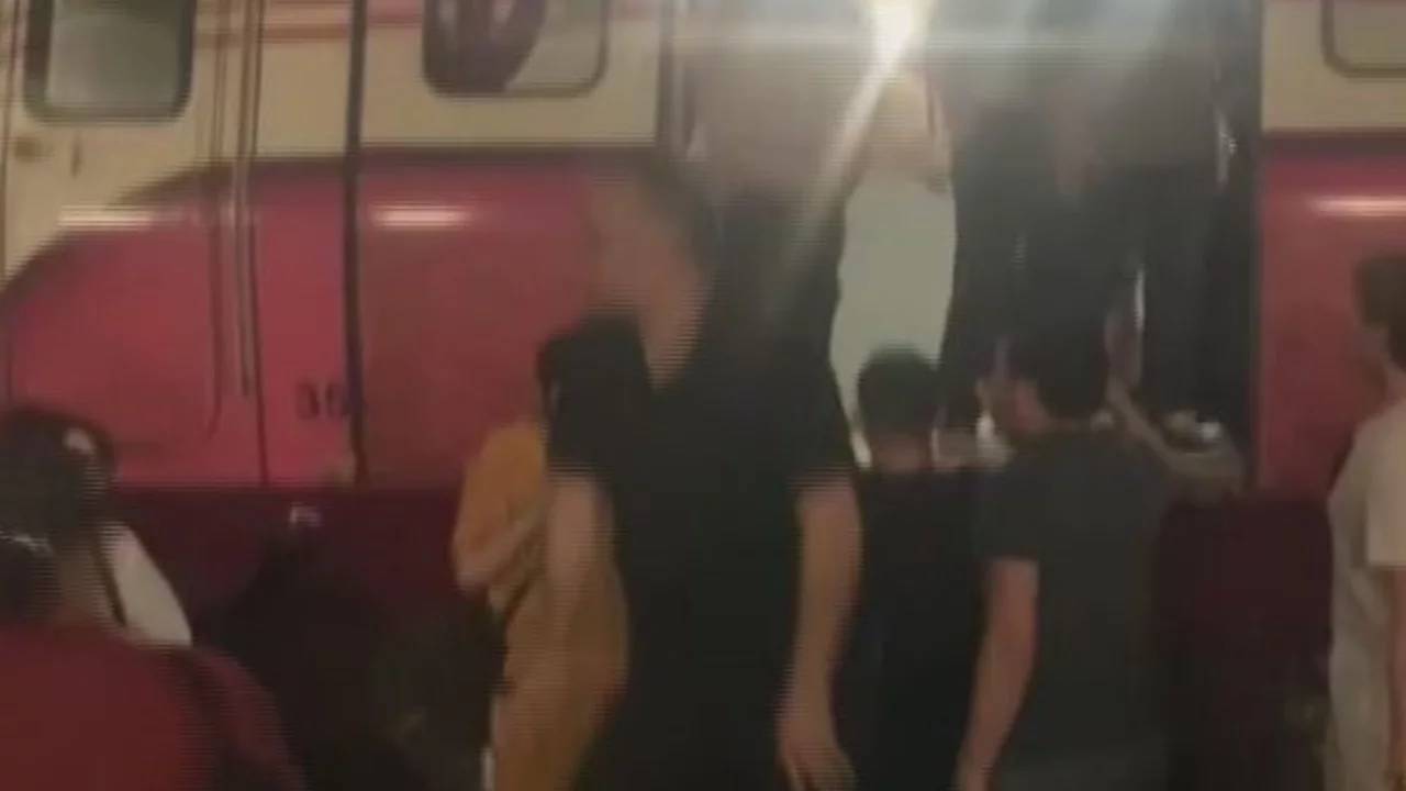 İstanbul'da korku dolu anlar! Metro raydan çıktı, yolcular tahliye edildi...
