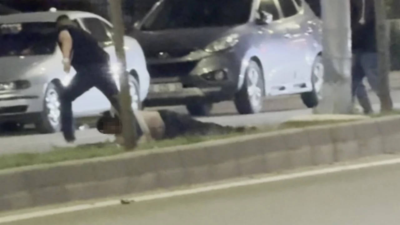 Bı&ccedil;akla &ccedil;evreye saldıran şahsı tek tokatla yere serdi! O anlar kamerada...