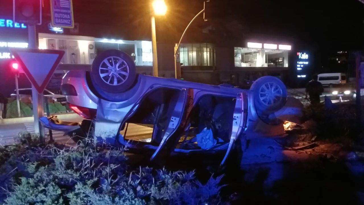 Motosikletle &ccedil;arpışan ara&ccedil; takla attı! Ağır yaralı var...