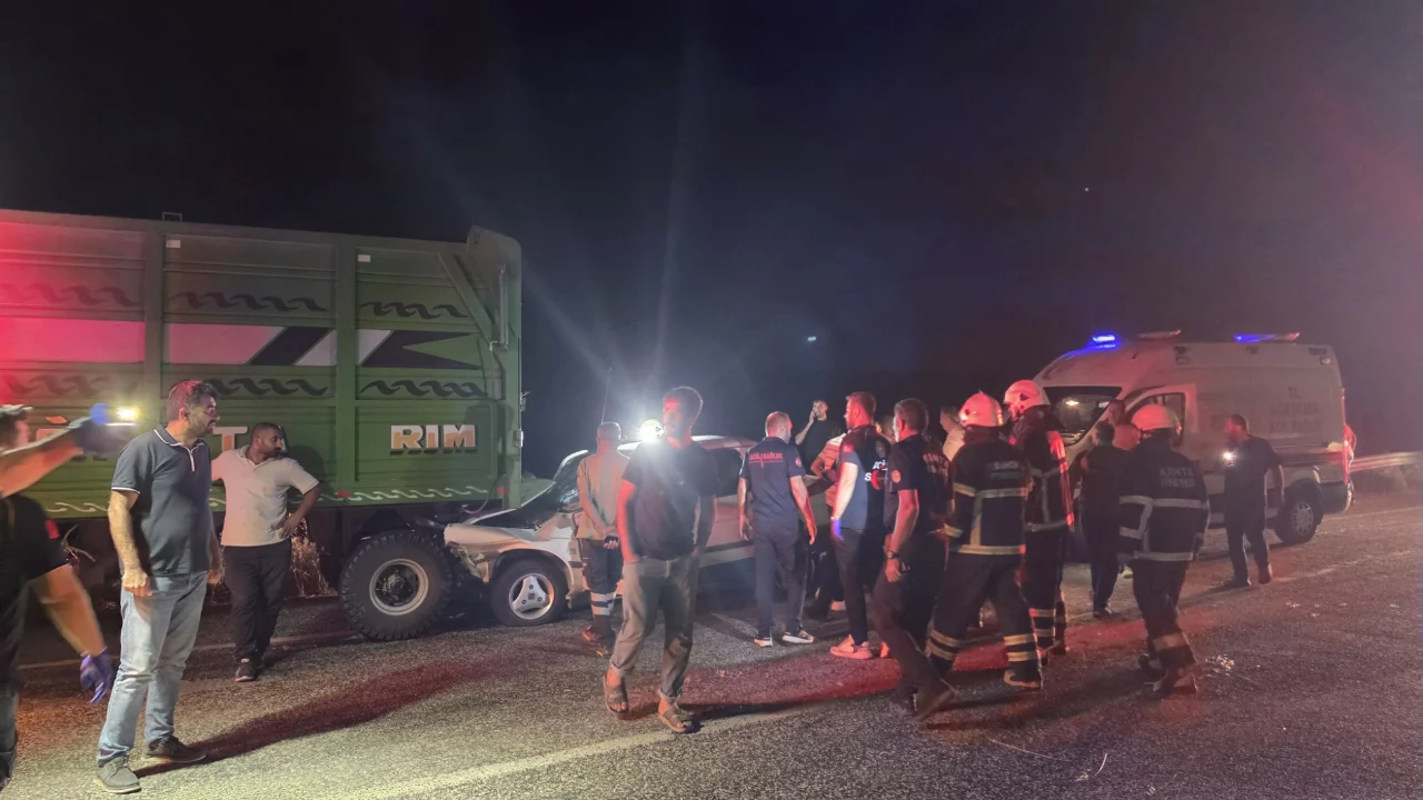 Adıyaman'da trakt&ouml;r ile otomobil &ccedil;arpıştı! &Ouml;l&uuml; ve yaralı var