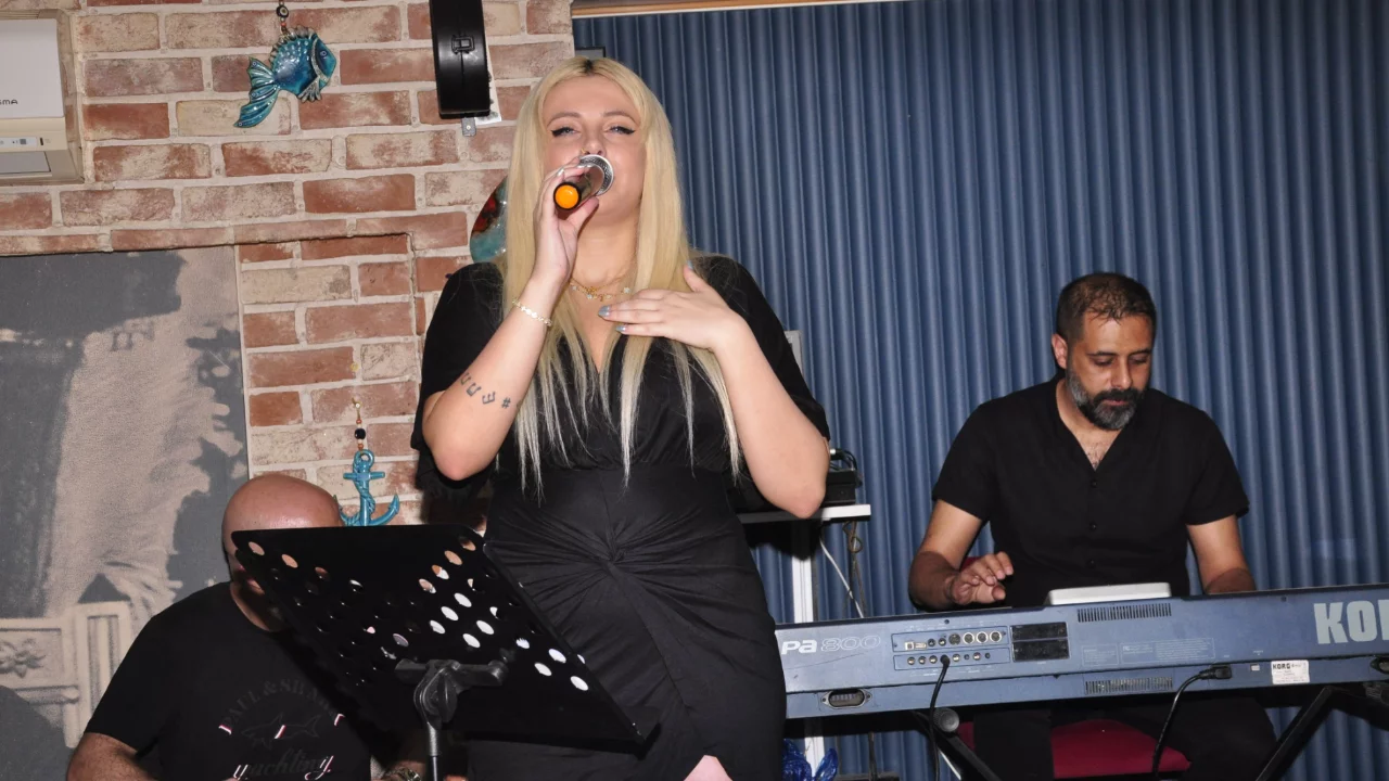 Gizem Kasapoğlu ile Salaş Meyhane'de unutulmaz gece