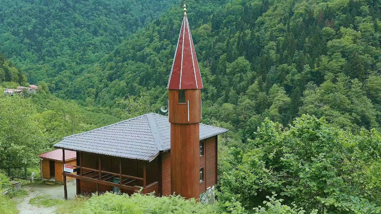 Ma&ccedil;ahel'in gizli hazinesi: 175 yıllık İremit Camisi zamana meydan okuyor